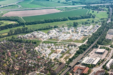 Die Luftaufnahme zeigt das Projektgebiet "Am Alten Angerbach". Zu sehen sind die Straßen, Gebäude und Projektideen.